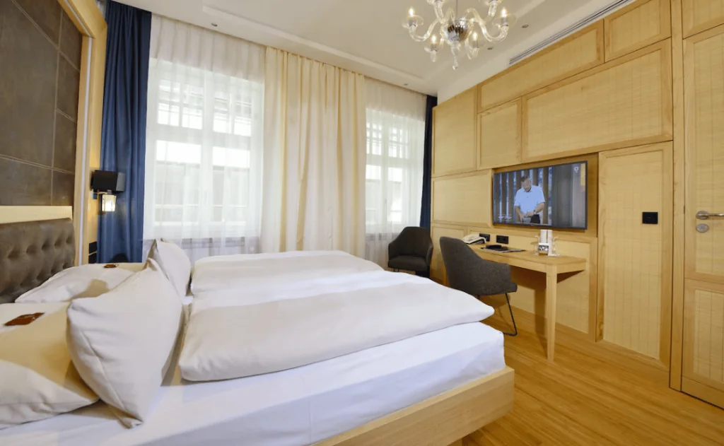 Hotel Torbräu - Double Room | Free minibar, in-room safe, desk, soundproofing